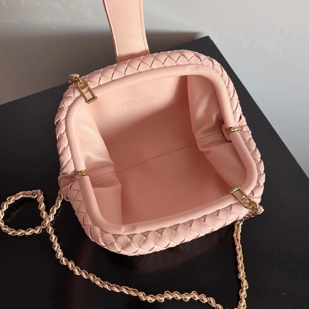 Batch 1880 BOTTEGA VENETA LAUREN 1980 small clutch bag is new! The small size that many people squat on is finally here. The self-adjustable zipper is a highlight of this bag. After being removed, it can be used as a handbag for important occasions. One bag unlocks two carrying methods at the same time. It is practical and has a unique sense of structure and beautiful lines. It is more elegant than a small cloud. It is a tribute to the classics and the pursuit of modernity. Style number: 804038 Size: 27*15*8cm